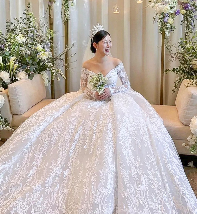 Lee Da In wedding dress