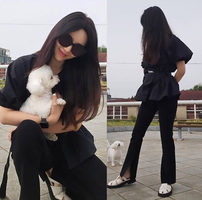 박솔미, 반려견과 눈맞춤! 두 딸은 어디에 <b>벌룬</b> 블라우스에 페니백 산책룩
